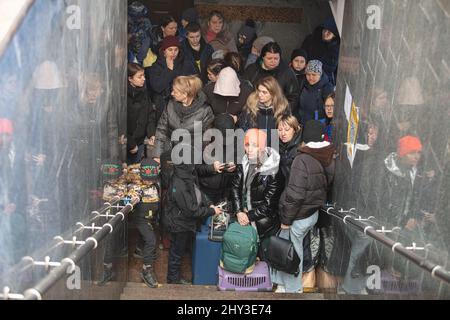 Lviv, Ukraine - 14. März 2022: Ukrainische Flüchtlinge auf dem Bahnhof von Lviv, die während des russischen Krieges nach Europa flüchteten Stockfoto