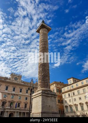 Vertikale Low-Angle-Aufnahme der Trajan-Säule an einem sonnigen Tag in Rom, Italien Stockfoto