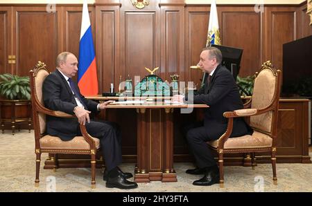 Moskau, Russland. 01. März 2022. Der russische Präsident Wladimir Putin bei einem persönlichen Treffen mit dem Gouverneur von Sankt Petersburg, Alexander Beglov, am 1. März 2022 im Kreml in Moskau, Russland. Quelle: Mikhail Klimentyev/Kremlin Pool/Alamy Live News Stockfoto