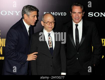 George Clooney, Bob Balaban und Jean Dujardin bei der Premiere von „The Monuments Men“ im Ziegfeld Theatre in New York, USA. Stockfoto