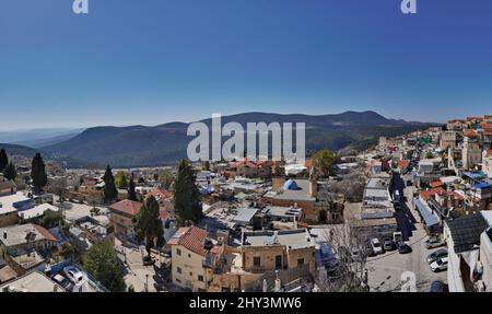 Panorama-Luftaufnahme der Altstadt von Safed, mit den Galiläischen Bergen im Hintergrund, Israel Stockfoto