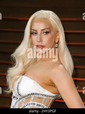 Lady Gaga nimmt an der Vanity Fair Oscar Party Teil, die von der Redakteurin Graydon Carter auf dem Sunset Plaza Parkplatz in Los Angeles, USA, veranstaltet wird. Stockfoto