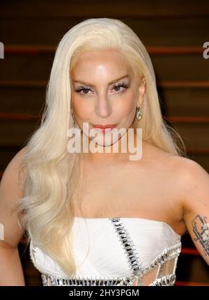 Lady Gaga nimmt an der Vanity Fair Oscar Party Teil, die von der Redakteurin Graydon Carter auf dem Sunset Plaza Parkplatz in Los Angeles, USA, veranstaltet wird. Stockfoto