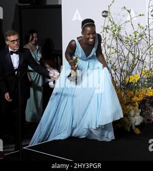 Lupita Nyong'o mit dem Academy Award für die beste Nebendarstellerin für "12 Years a Slave", im Pressesaal der 86. Academy Awards, die am 2. März 2014 im Dolby Theater in Hollywood, Los Angeles, CA, USA, abgehalten wurden. Stockfoto