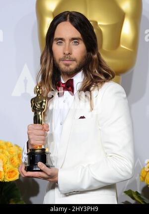 Jared Leto posiert im Presseraum mit der Auszeichnung als bester Schauspieler in einer Nebenrolle für den „Dallas Buyers Club“ während der Oscars im Dolby Theater am Sonntag, den 2. März 2014, in Los Angeles. Stockfoto