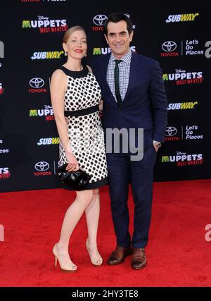 Ty Burrell & Holly Burrell bei der Muppets Most Wanted Los Angeles Premiere im El Capitan Theater Stockfoto