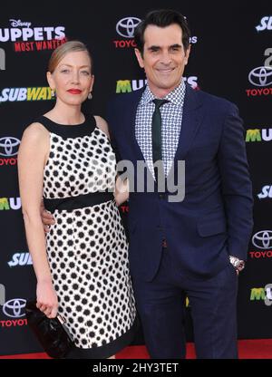 Ty Burrell & Holly Burrell bei der Muppets Most Wanted Los Angeles Premiere im El Capitan Theater Stockfoto