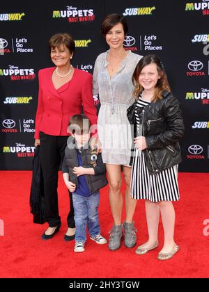 Catherine Bell, Gemma Beason, Ronan Beason und Mina Bell bei der Muppets Most Wanted Los Angeles Premiere im El Capitan Theater Stockfoto