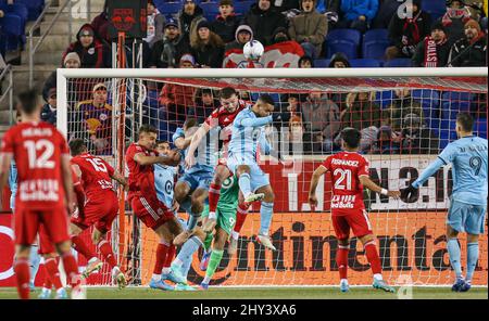 Harrison, NJ, USA. 13. März 2022. Eine Menge vor dem Netz kämpft während eines MLS-Spiels zwischen dem Minnesota United FC und den New York Red Bulls in der Red Bull Arena in Harrison, NJ Minnesota, um den Ball und schlug die Red Bulls 1-0. Mike Langish/Cal Sport Media. Kredit: csm/Alamy Live Nachrichten Stockfoto