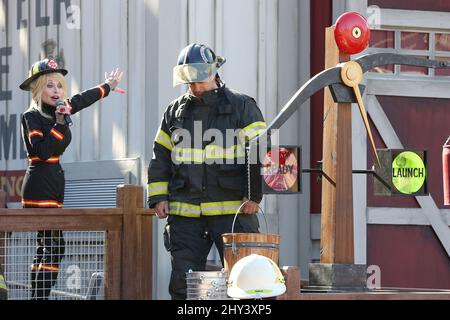 Dolly Parton startet den FireChaser Express am Wilderness Pass in Dollywood Stockfoto