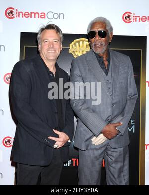 Wally Pfister und Morgan Freeman bei Warner Bros auf der CinemaCon im Caesars Palace Stockfoto