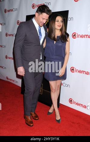 Channing Tatum und Mila Kunis besuchen Warner Bros auf der CinemaCon im Caesars Palace Stockfoto