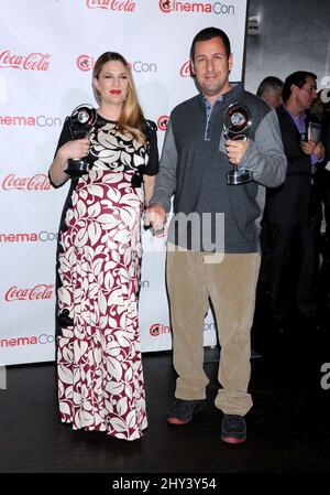 Drew Barrymore und Adam Sandler feiern mit ihren Auszeichnungen bei der CinemaCon 2014 „The Big Screen Achievement Awards“ im Pure Nightclub im Caesars Palace Stockfoto