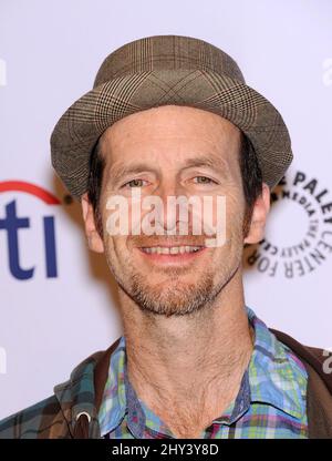 Denis O'Hare nimmt an einer Fotoveranstaltung für American Horror Story: Coven im Paley Media Center in Los Angeles, Kalifornien, Teil. Stockfoto