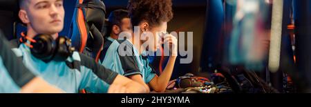 Junge Gamer fühlt sich deprimiert, während sie im Cyber Club spielt Stockfoto