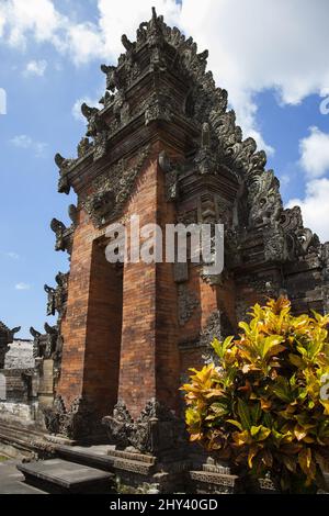 Vertikale Aufnahme von Pura Puseh Desa Batuan. Hindu-Tempel in Bali, Indonesien. Stockfoto