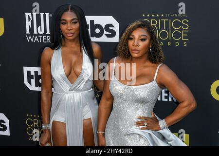 Venus Williams und Serena Williams nehmen am 13. März 2022 an den jährlichen Critics Choice Awards 27. im Fairmont Century Plaza in Los Angeles, Kalifornien, Teil. Foto: Casey Flanigan/imageSPACE Stockfoto