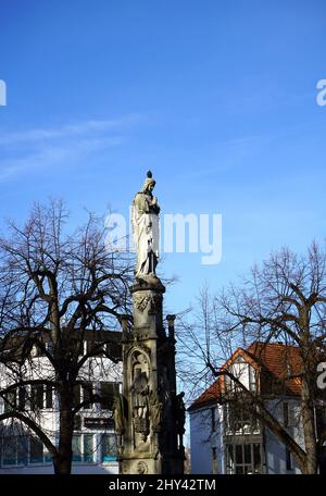 Berühmte Mariensäule mit dem Brunnen in Prag vor einem klaren blauen Himmel Stockfoto