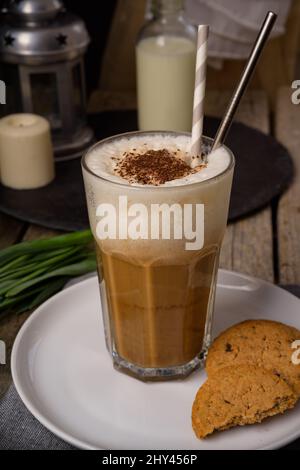 Eiskaffee mit Keksen auf einem dekorierten Tisch Stockfoto