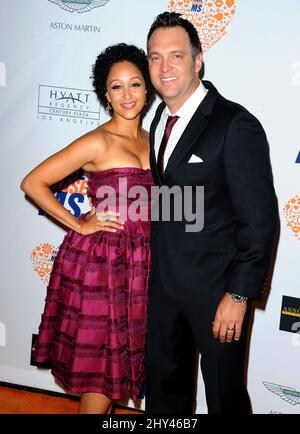 Tamera Mowry-Housley und Adam Housley nehmen an der jährlichen Race to Erase MS Gala 21. in Los Angeles, Kalifornien, Teil. Stockfoto