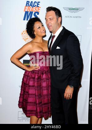 Tamera Mowry-Housley und Adam Housley nehmen an der jährlichen Race to Erase MS Gala 21. in Los Angeles, Kalifornien, Teil. Stockfoto