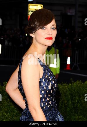Marion Cotillard bei der Ankunft am Costume Institute Benefit Met Gala anlässlich der Eröffnung der Charles James, Beyond Fashion Ausstellung und des neuen Anna Wintour Costume Center. Das Metropolitan Museum of Art, New York City. Stockfoto
