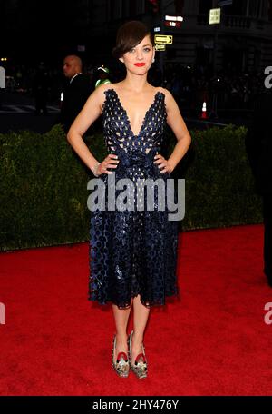 Marion Cotillard bei der Ankunft am Costume Institute Benefit Met Gala anlässlich der Eröffnung der Charles James, Beyond Fashion Ausstellung und des neuen Anna Wintour Costume Center. Das Metropolitan Museum of Art, New York City. Stockfoto