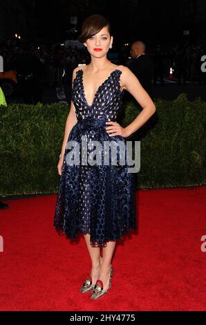 Marion Cotillard bei der Ankunft am Costume Institute Benefit Met Gala anlässlich der Eröffnung der Charles James, Beyond Fashion Ausstellung und des neuen Anna Wintour Costume Center. Das Metropolitan Museum of Art, New York City. Stockfoto