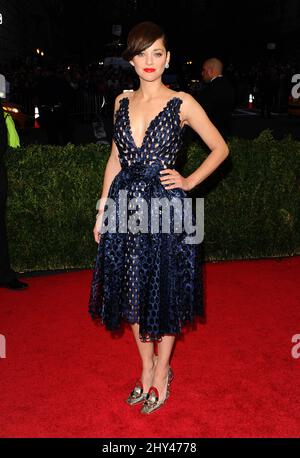 Marion Cotillard bei der Ankunft am Costume Institute Benefit Met Gala anlässlich der Eröffnung der Charles James, Beyond Fashion Ausstellung und des neuen Anna Wintour Costume Center. Das Metropolitan Museum of Art, New York City. Stockfoto