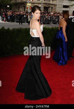 Anna Kendrick bei der Ankunft im Costume Institute Benefit Met Gala zur Eröffnung der Charles James, Beyond Fashion Exhibition und des neuen Anna Wintour Costume Center. Das Metropolitan Museum of Art, New York City. Stockfoto