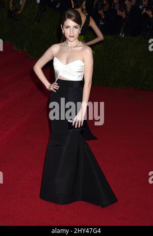 Anna Kendrick bei der Ankunft im Costume Institute Benefit Met Gala zur Eröffnung der Charles James, Beyond Fashion Exhibition und des neuen Anna Wintour Costume Center. Das Metropolitan Museum of Art, New York City. Stockfoto