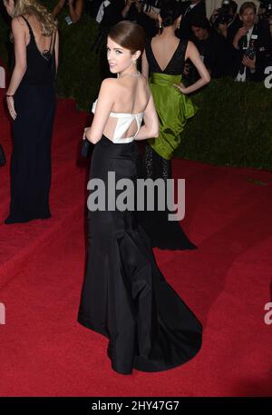 Anna Kendrick bei der Ankunft im Costume Institute Benefit Met Gala zur Eröffnung der Charles James, Beyond Fashion Exhibition und des neuen Anna Wintour Costume Center. Das Metropolitan Museum of Art, New York City. Stockfoto