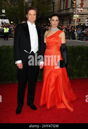 Colin Firth & Livia Firth bei der Ankunft am Costume Institute Benefit Met Gala anlässlich der Eröffnung der Charles James, Beyond Fashion Exhibition und des neuen Anna Wintour Costume Center. Das Metropolitan Museum of Art, New York City. Stockfoto