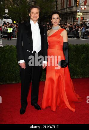 Colin Firth & Livia Firth bei der Ankunft am Costume Institute Benefit Met Gala anlässlich der Eröffnung der Charles James, Beyond Fashion Exhibition und des neuen Anna Wintour Costume Center. Das Metropolitan Museum of Art, New York City. Stockfoto