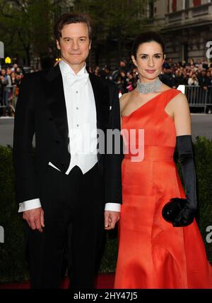 Colin Firth & Livia Firth bei der Ankunft am Costume Institute Benefit Met Gala anlässlich der Eröffnung der Charles James, Beyond Fashion Exhibition und des neuen Anna Wintour Costume Center. Das Metropolitan Museum of Art, New York City. Stockfoto