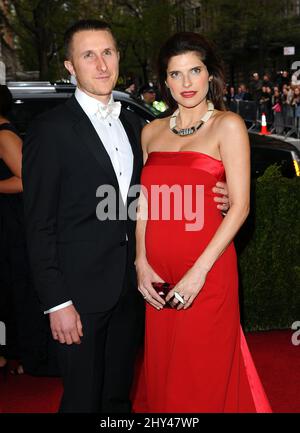 Lake Bell & Scott Campbell bei der Ankunft am Costume Institute Benefit Met Gala zur Eröffnung der Charles James, Beyond Fashion Exhibition und des neuen Anna Wintour Costume Center. Das Metropolitan Museum of Art, New York City. Stockfoto