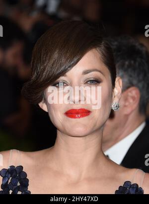 Marion Cotillard bei der Ankunft am Costume Institute Benefit Met Gala anlässlich der Eröffnung der Charles James, Beyond Fashion Ausstellung und des neuen Anna Wintour Costume Center. Das Metropolitan Museum of Art, New York City. Stockfoto