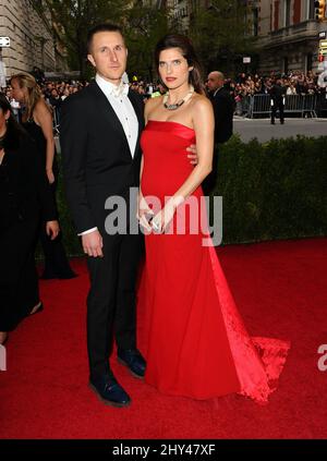 Lake Bell & Scott Campbell bei der Ankunft am Costume Institute Benefit Met Gala zur Eröffnung der Charles James, Beyond Fashion Exhibition und des neuen Anna Wintour Costume Center. Das Metropolitan Museum of Art, New York City. Stockfoto