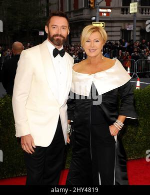 Hugh Jackman und seine Frau Deborra-Lee Furness kamen am Costume Institute an Benefit Met Gala zur Eröffnung der Charles James, Beyond Fashion Exhibition und des neuen Anna Wintour Costume Center. Das Metropolitan Museum of Art, New York City. Stockfoto