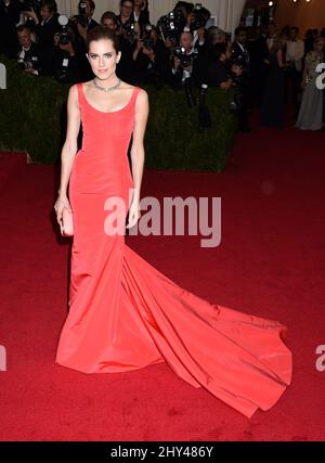 Allison Williams besucht das Costume Institute Benefit im Metropolitan Museum of Art und feiert die Eröffnung von Charles James: Beyond Fashion und dem neuen Anna Wintour Costume Center in New York, USA. Stockfoto