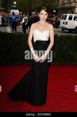 Anna Kendrick bei der Ankunft im Costume Institute Benefit Met Gala zur Eröffnung der Charles James, Beyond Fashion Exhibition und des neuen Anna Wintour Costume Center. Das Metropolitan Museum of Art, New York City. Stockfoto