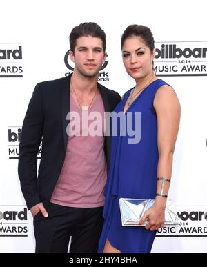 Bryan Craig und Kelly Thiebaud kommen am Sonntag, den 18. Mai 2014, bei den Billboard Music Awards in der MGM Grand Garden Arena in Las Vegas an. Stockfoto