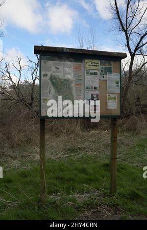 Epsom Surrey England Epsom Common Local Nature Reserve – Tafel und Karte Stockfoto