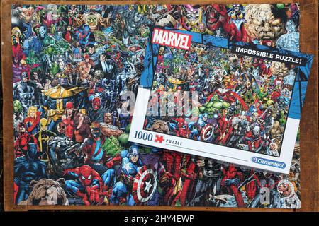 Mann tut ein Marvel 1000 Stück unmöglich Puzzle Stockfoto