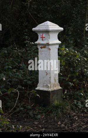 Epsom Surrey England Epsom Common Local Nature Reserve Gusseisen Kohle-Steuer-Post mit Stadtschild mit Kreuz und Schwert - Typ 2 von Henry Grissel gegossen Stockfoto