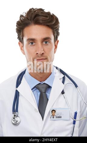 Er nimmt Ihre Gesundheit ernst. Studioportrait eines hübschen jungen Arztes, isoliert auf Weiß. Stockfoto