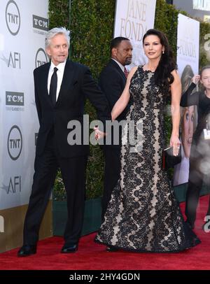 Michael Douglas, Catherine Zeta-Jones kommen bei der AFI Lifetime Achievement Award Tribute Gala 42. zu Ehren von Jane Fonda am Donnerstag, den 5. Juni 2014, im Dolby Theater in Los Angeles an. Stockfoto