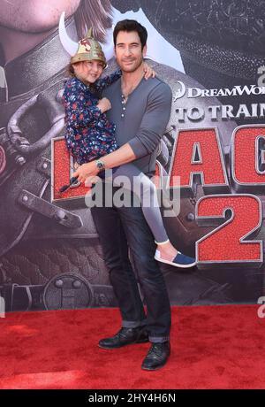 Dylan McDermott und Charlotte Rose McDermott nehmen an der Premiere von „How to Train Your Dragon 2“ in Los Angeles im Village Theatre, Los Angeles, Teil Stockfoto