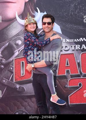 Dylan McDermott und Charlotte Rose McDermott nehmen an der Premiere von „How to Train Your Dragon 2“ in Los Angeles im Village Theatre, Los Angeles, Teil Stockfoto