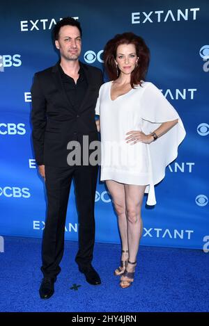 Annie Wersching und Stephen Full bei der Premiere von „Extant“ in Los Angeles, Kalifornien. Stockfoto
